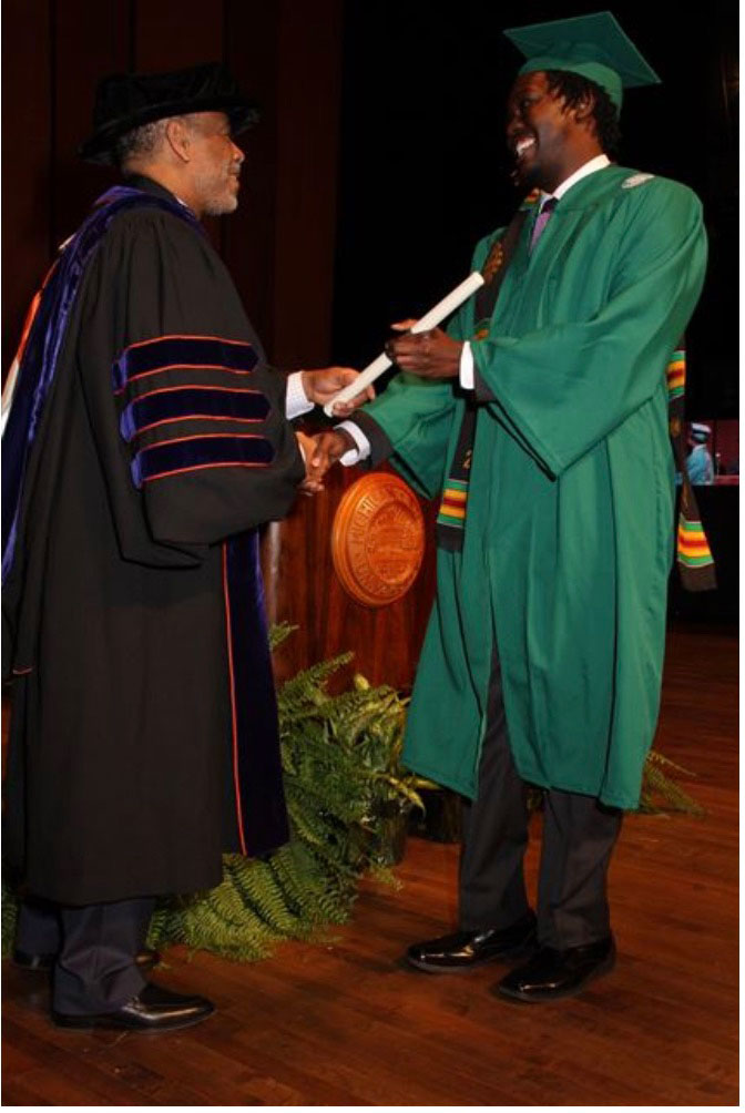 Ronald Harris recibiendo su diploma